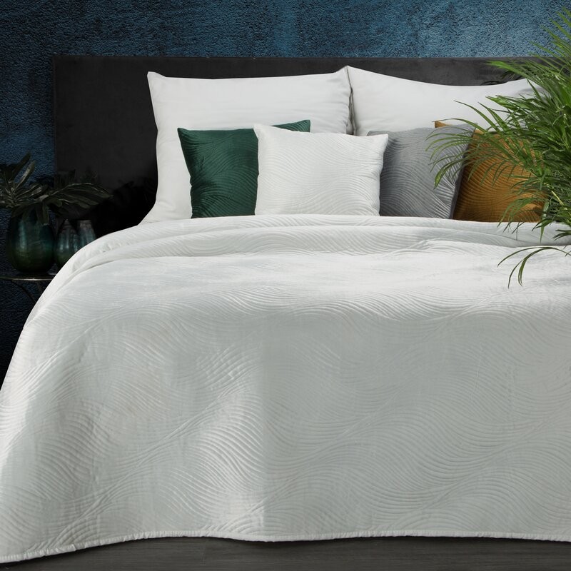 Narzuta Ria 5 170x210 cm w kolorze białym na łóżku