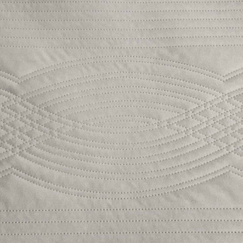 Narzuta Velvet 2, kolor kremowy, zbliżenie na geometryczne pikowanie