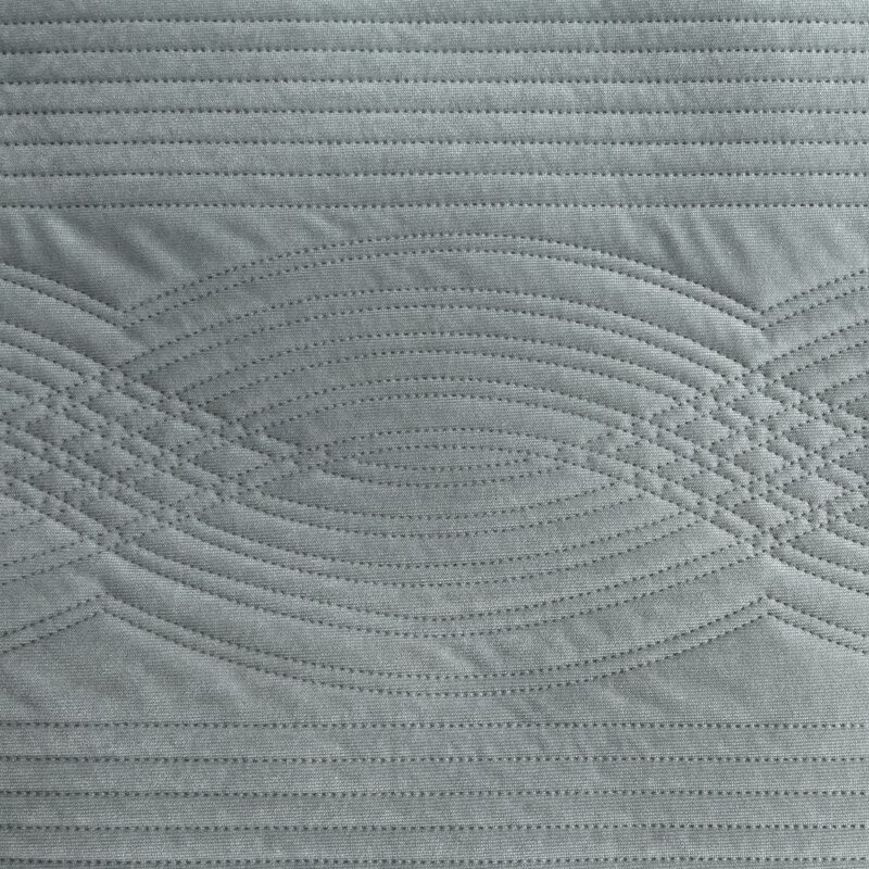 Narzuta Velvet 2, kolor srebrny, zbliżenie na geometryczne pikowanie