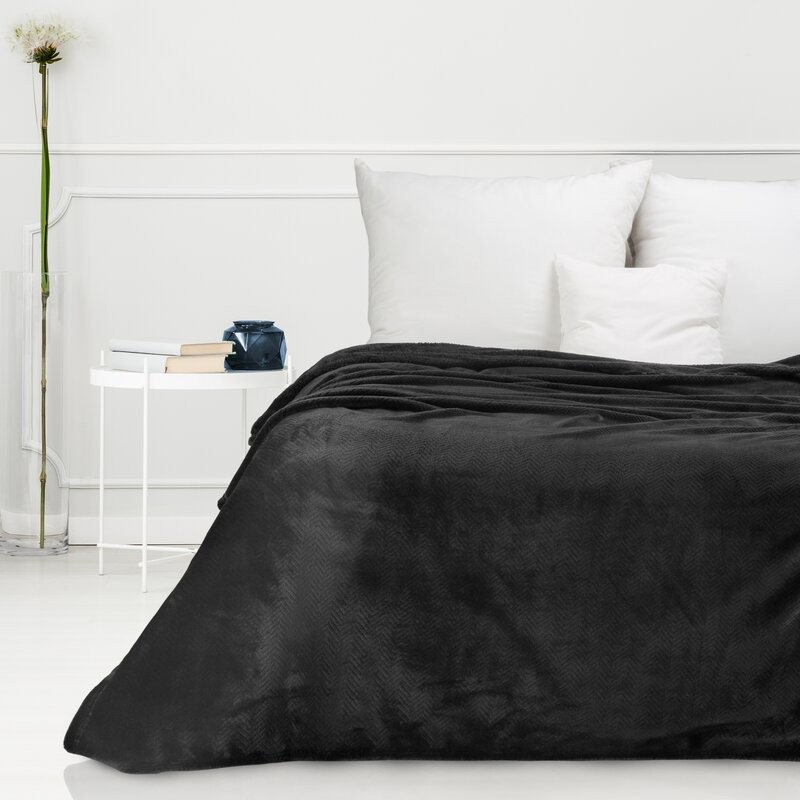 Koc Cindy 5, kolor czarny, ułożony na łóżku
