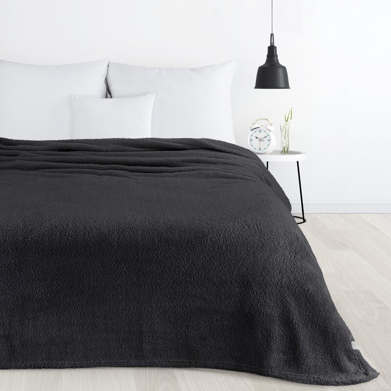 Koc Lori, kolor czarny, rozłożony na łóżku