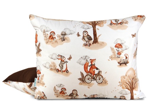 poszewka bawełniana w rozmiarze 50x60 dwustronna, w kolorach jesieni, w liski na rowerze, brązowo-kremowa, polski producent, jesienny wzór