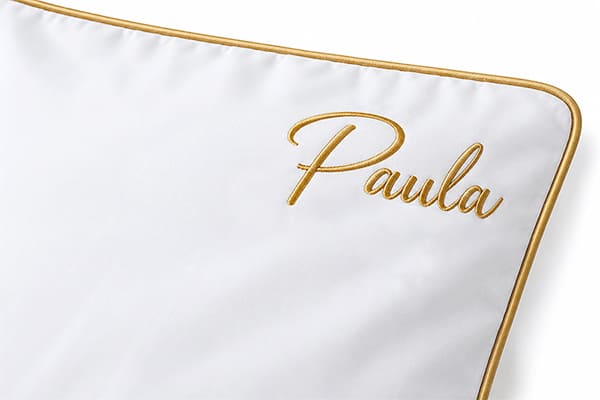 Złoty haft imienia na poszewce 40x60 Satinella Premium